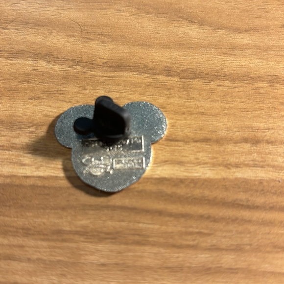 2008 Hidden Mickey Disney Trading Pin - Picture 2 of 2